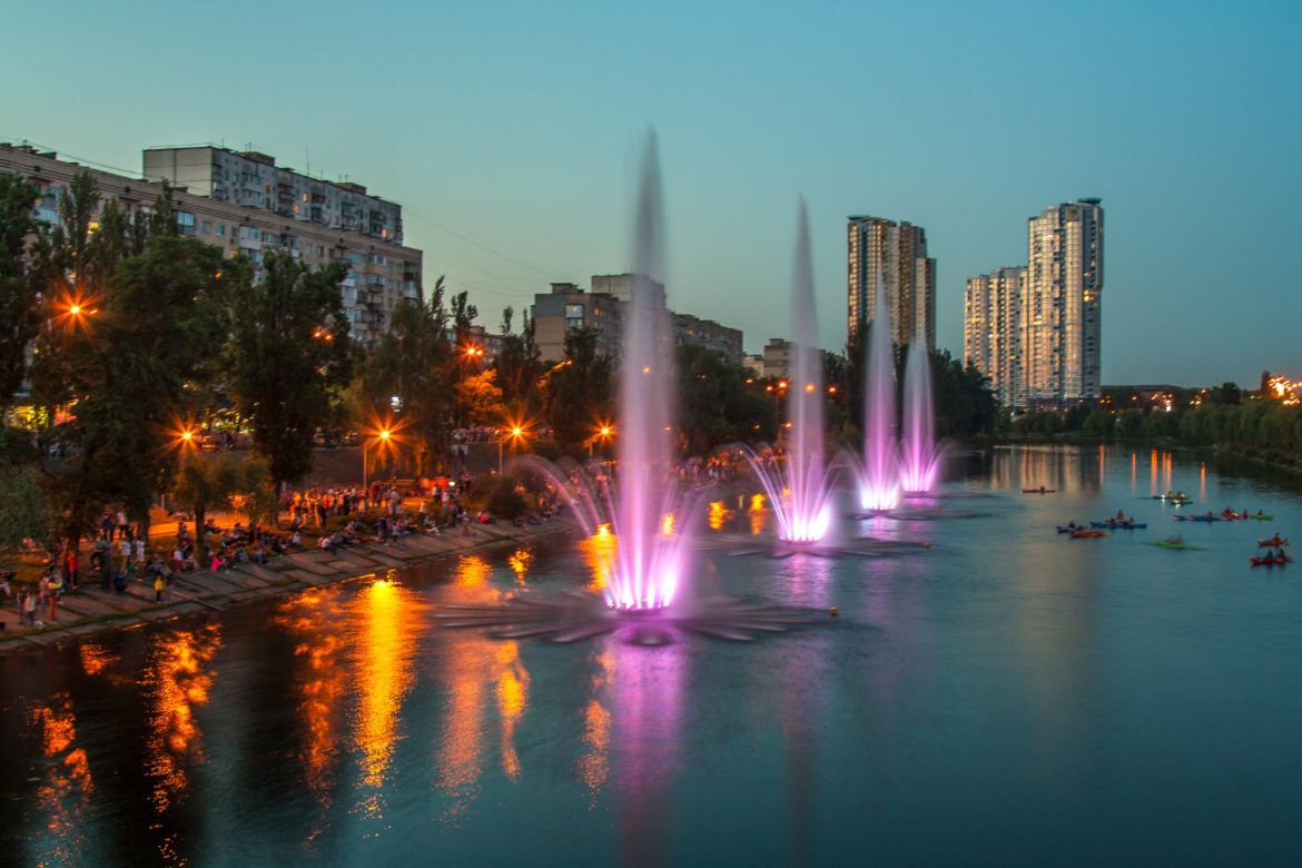 Фонтани в акваторії Русанівського каналу у Києві