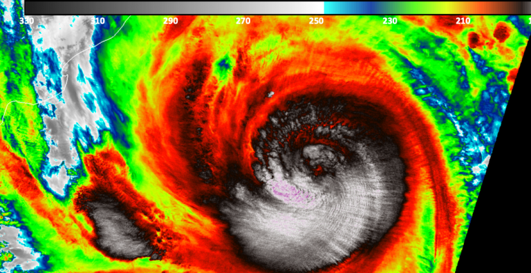 NASA зняли тайфун "Амфан"
