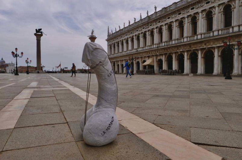 В Венеции на площади установили огромный мраморный пенис в маске