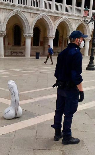В Венеции на площади установили огромный мраморный пенис в маске