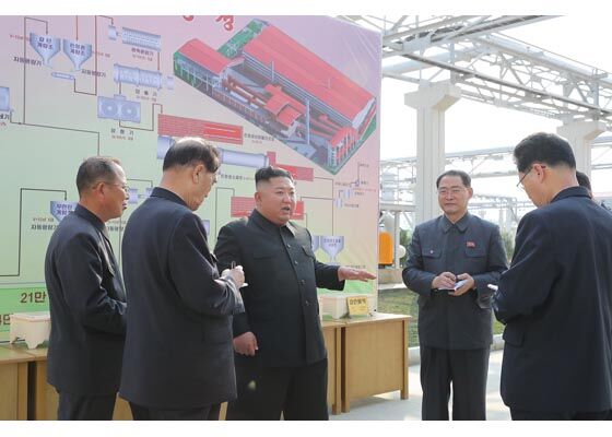 Ким Чен Ын после слухов о смерти на открытии завода