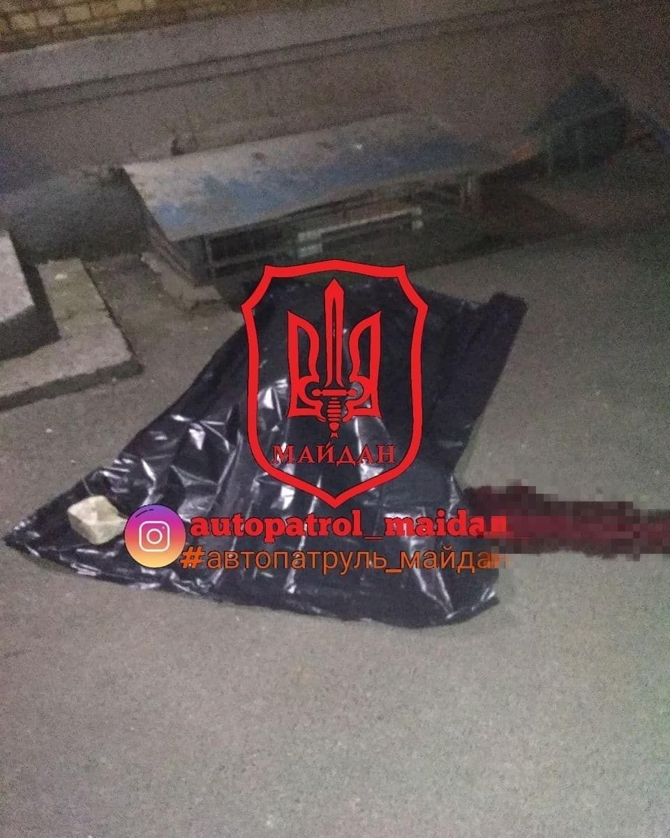 В Киеве из окна ТЦ выпал парень, он погиб