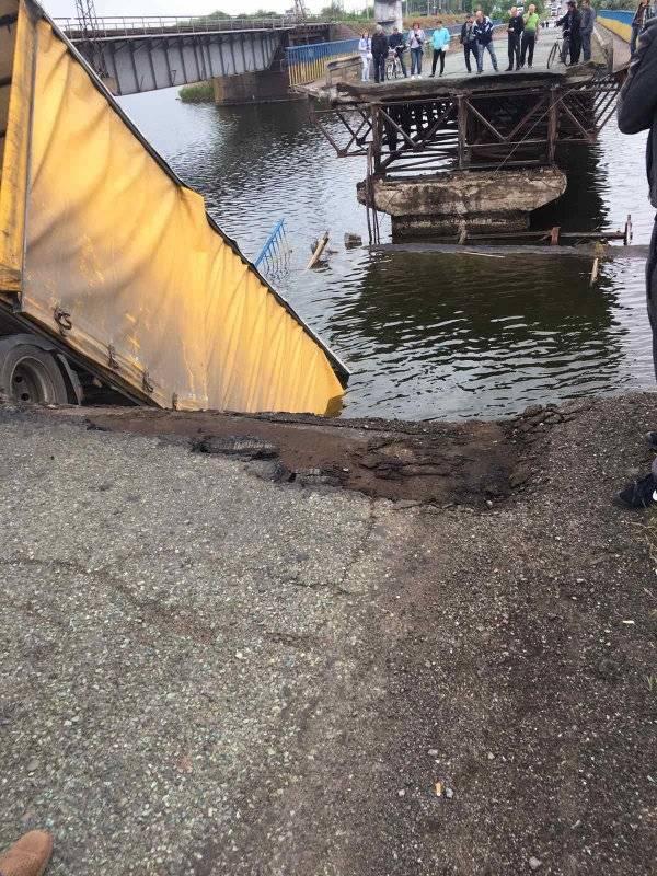 В Никополе обвалился мост с фурой