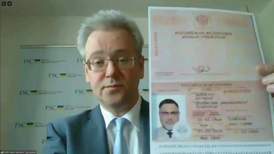 Евгений Цымбалюк показал российские паспорта представителей ОРДЛО