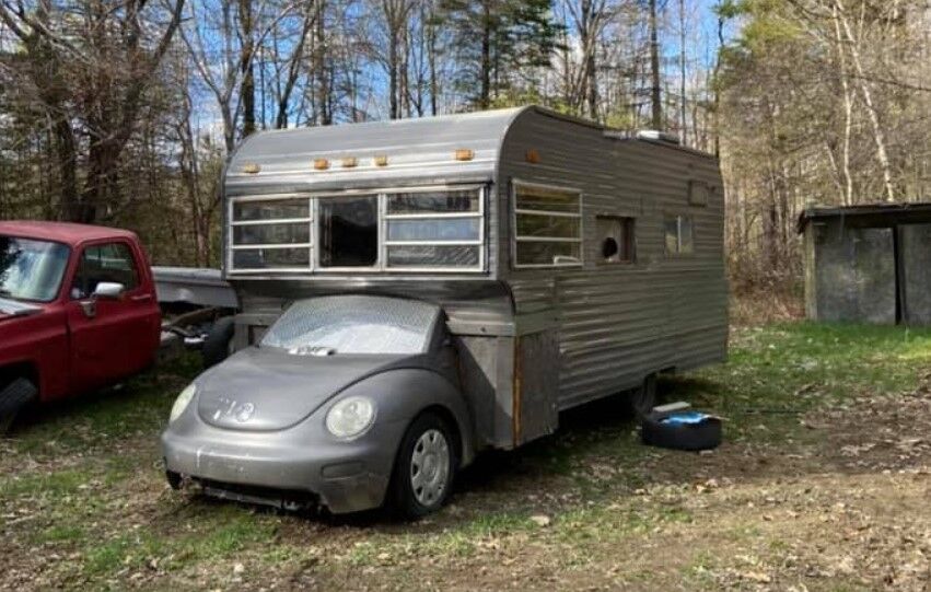 Старый VW превратили в странный дом на колесах