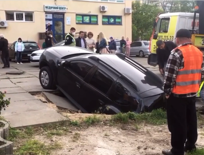 У Києві автомобіль провалився під землю
