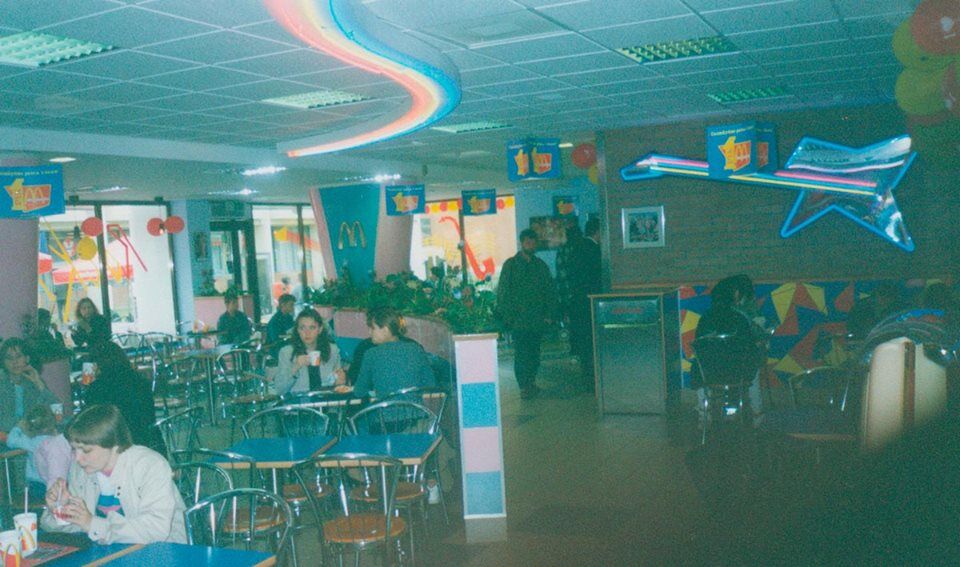 Один из самых первых McDonalds в Киеве на улице Драйзера, 1997 год