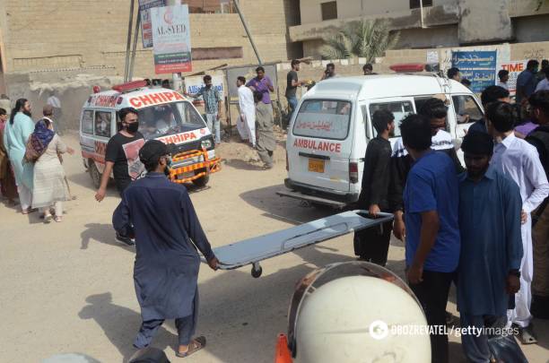 В Пакистане самолет разбился в жилом квартале: погибли больше 100 человек. Фото и видео