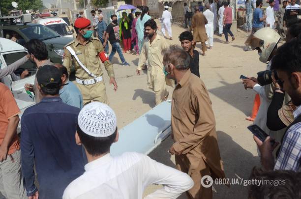 У Пакистані літак розбився в житловому кварталі: загинули понад 100 осіб. Фото й відео