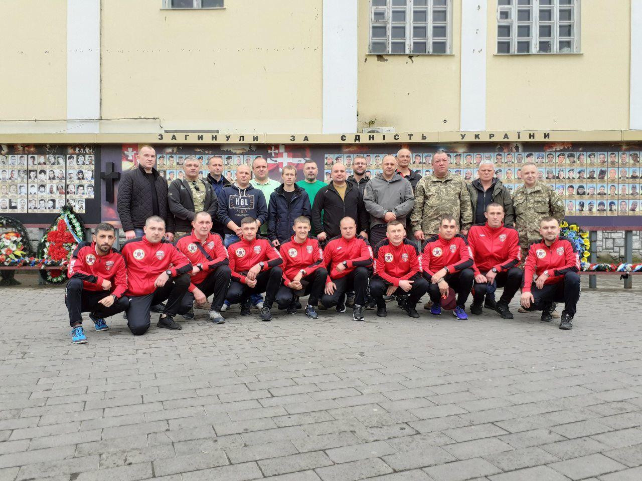 Ті, хто вижив після нападу, досі зустрічаються у річницю трагедії