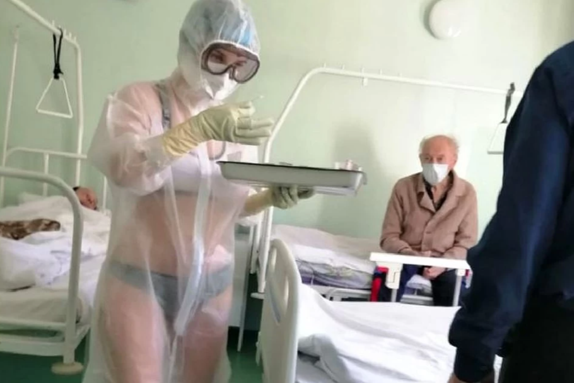 У Росії медсестра прийшла до хворих COVID-19 в купальнику