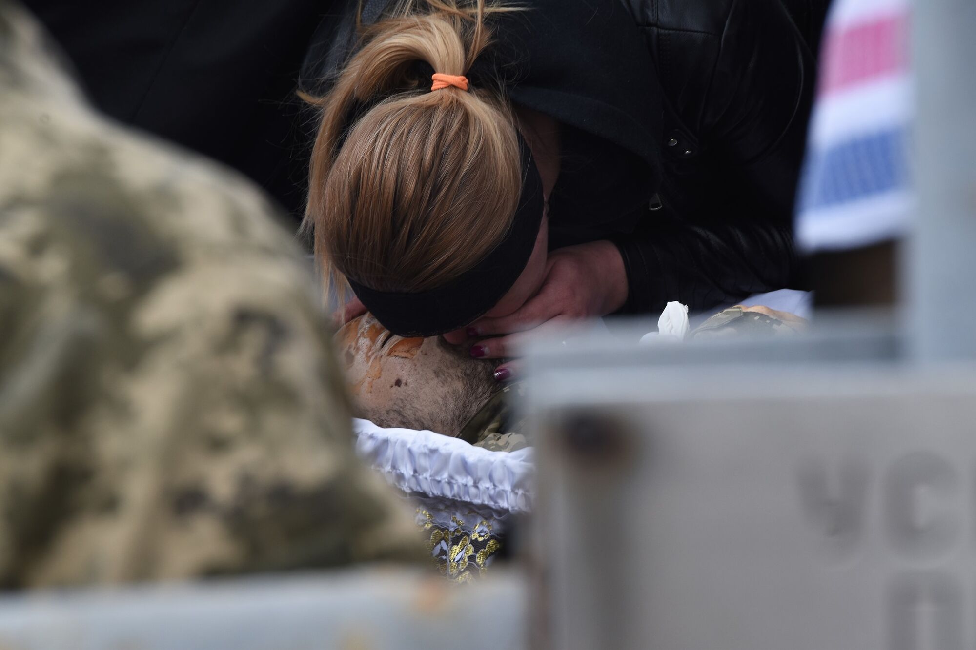У Павлограді попрощалися з убитим на Донбасі воїном ЗСУ. Фото 18+