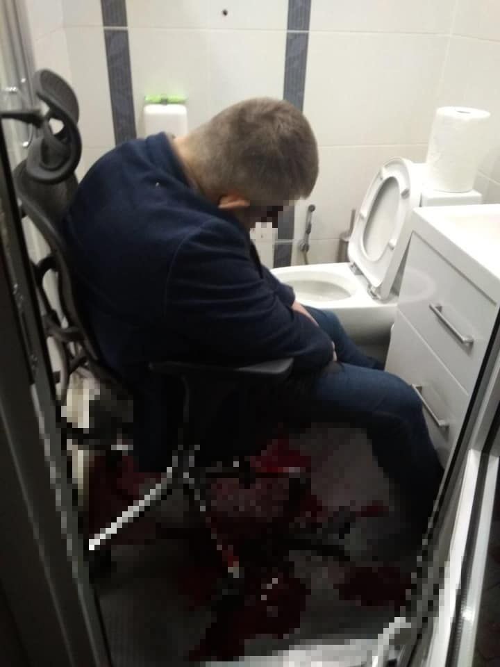 Смерть депутата Давиденка: з'явилося фото з вбиральні, де знайшли тіло. 18+
