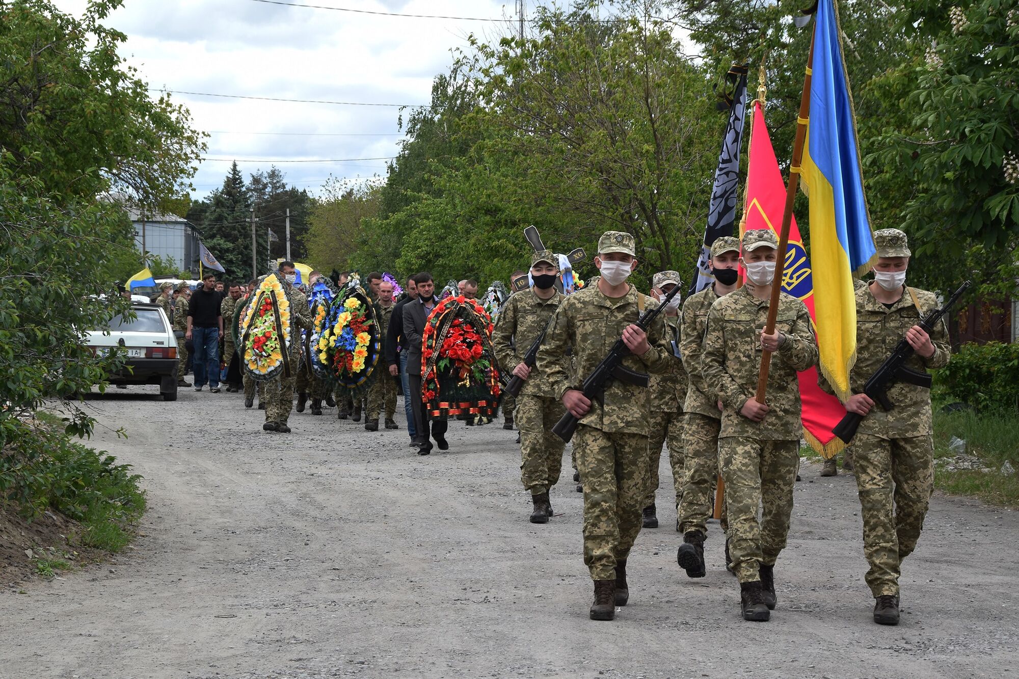 У Павлограді попрощалися з убитим на Донбасі воїном ЗСУ. Фото 18+