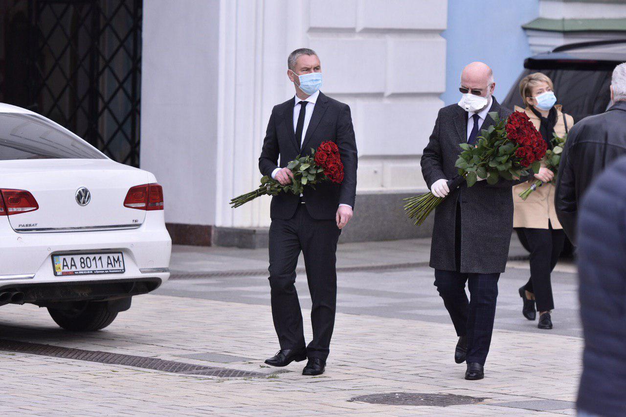 В Киеве простились с политиком Анатолием Матвиенко. Фото церемонии