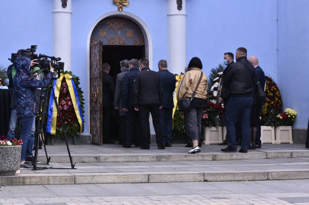 У Києві попрощалися з політиком Анатолієм Матвієнком. Фото церемонії