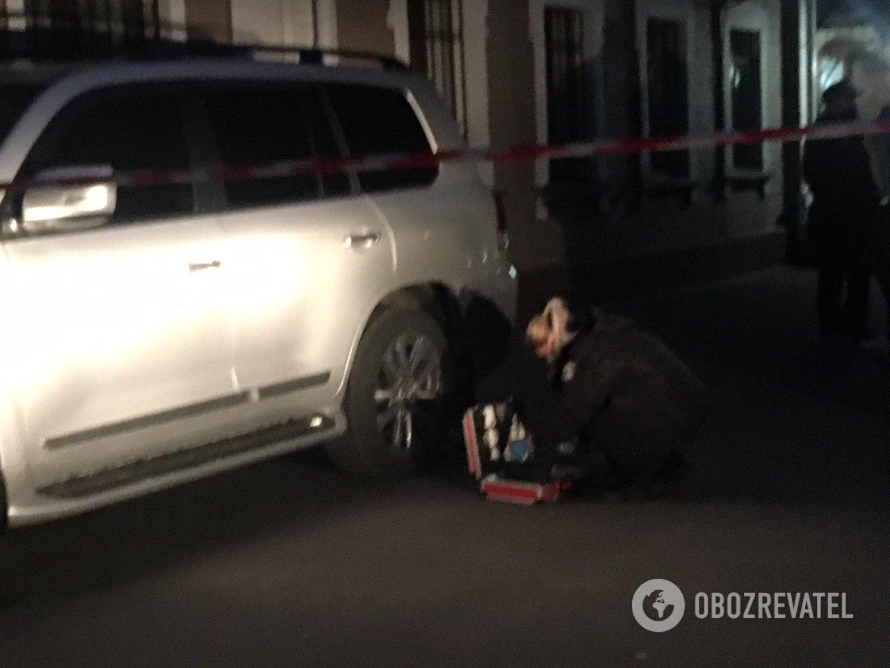 Правоохранители осматривают автомобиль Давыденко