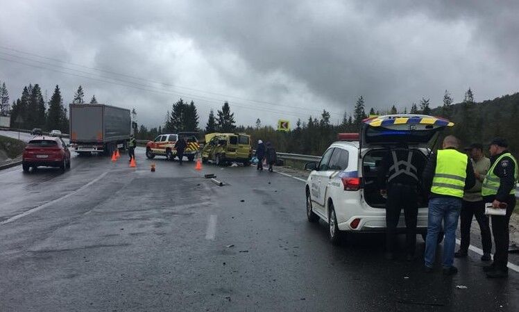 На Львовщине столкнулись грузовик и микроавтобус: 4 жертвы и 4 раненых. Фото ДТП