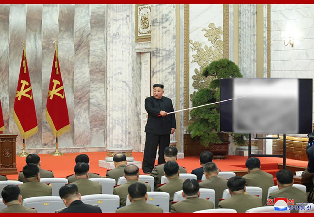 Ким Чен Ын на совещании Центрального военного комитета ТПК