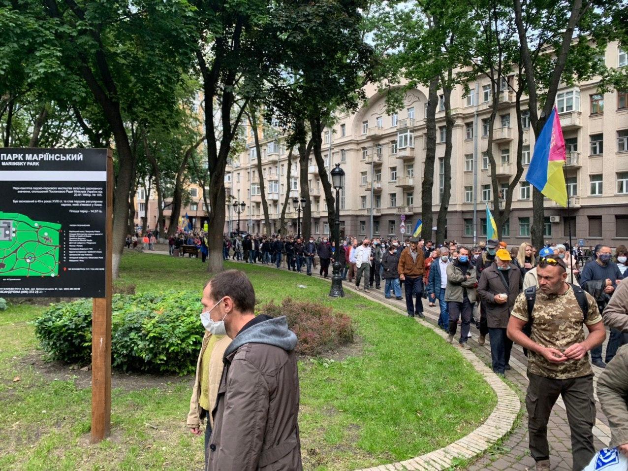 Участники акции "Стоп реванш" в Киеве двинулись колонной к дому Зеленского
