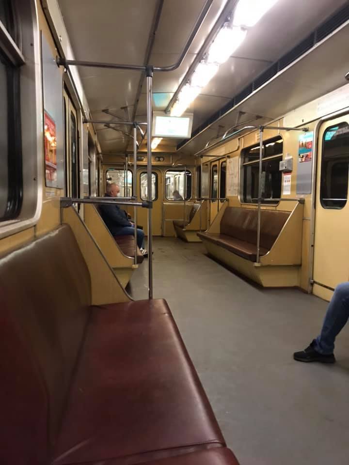 Порожній вагон метро в Києві