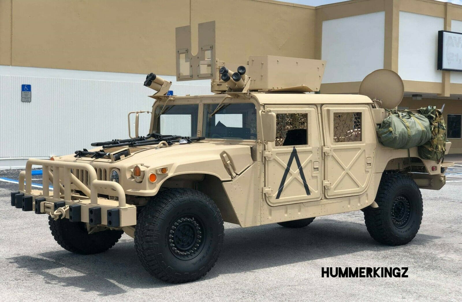 Військові Humvee виставили на продаж