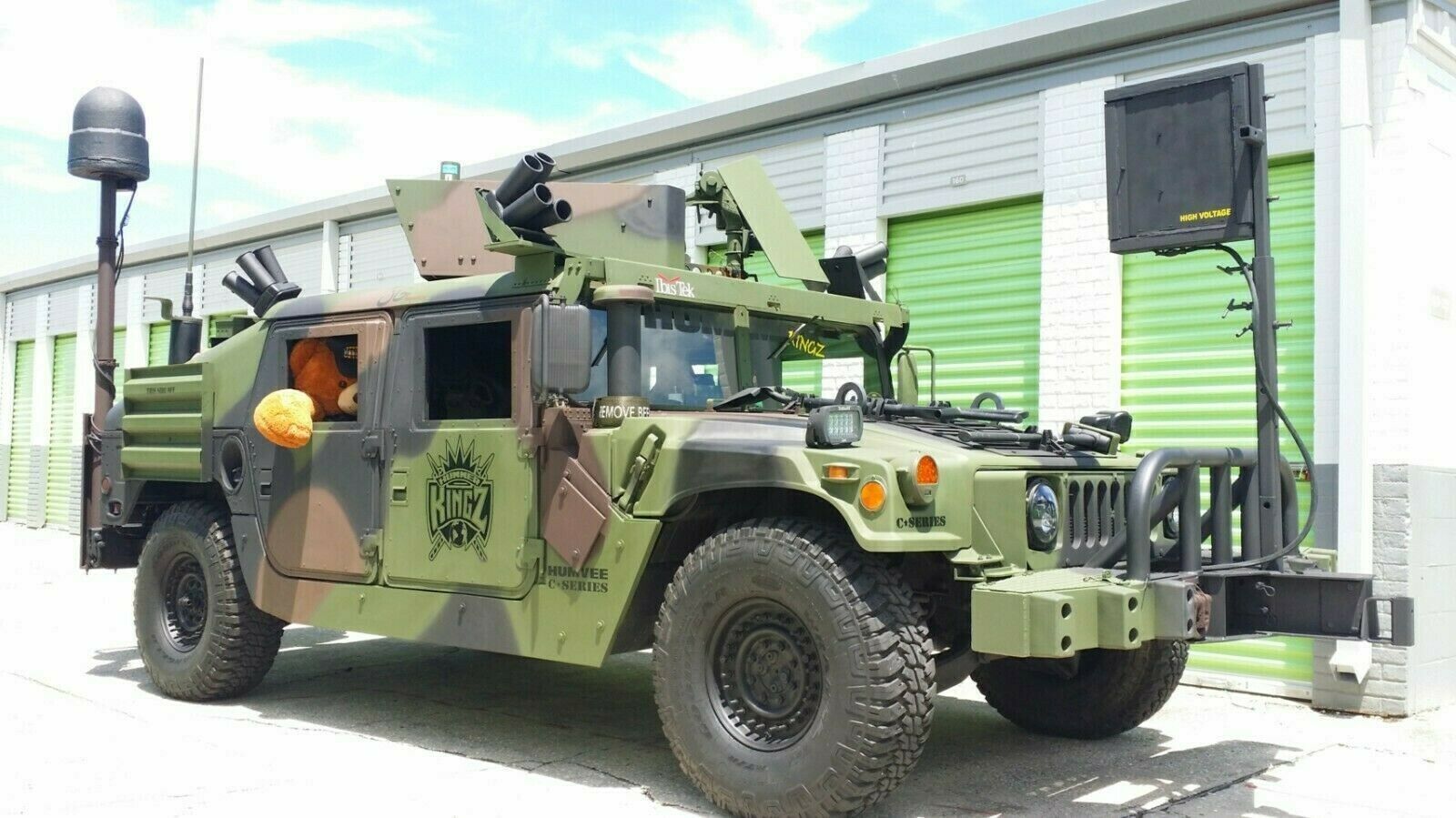 Военные Humvee выставили на продажу
