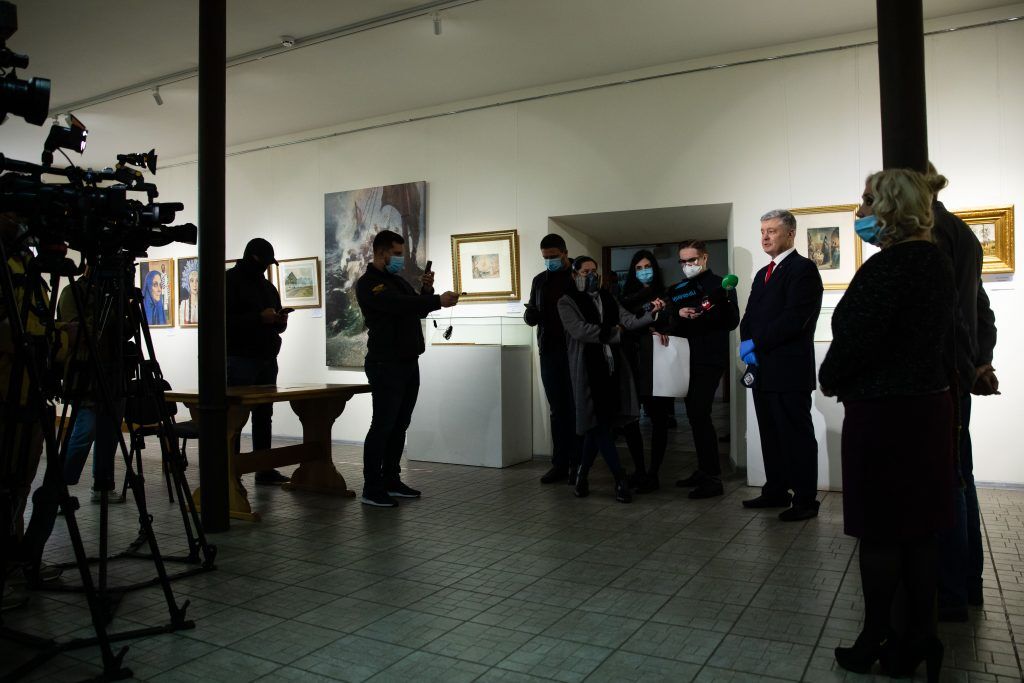 Порошенко открыл выставку семейной коллекции картин и подколол ГБР