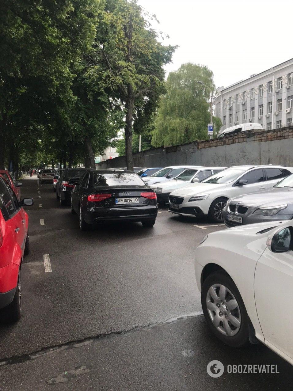 Нарушения правил парковки в Днепре возле здания СБУ