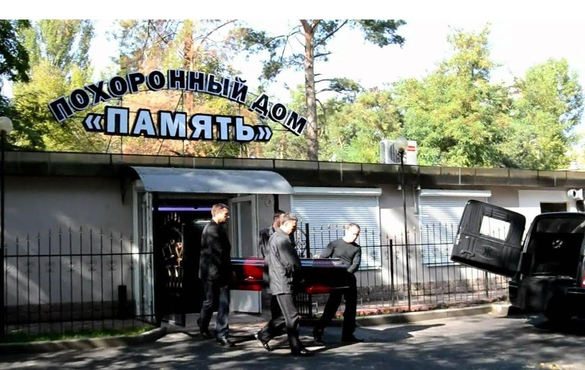 У Києві чоловік влаштував похоронний дім "Пам'ять" у власному будинку. Відео