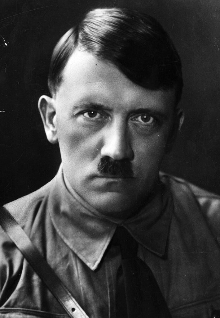 Адольф Гитлер хотел быть похороненным в золотом гробу, но его тело сожгли на пороге морга в ящике из-под оружия