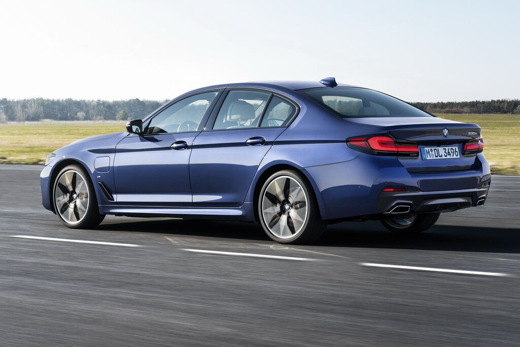 Семейство BMW 5 Series представлено бензиновыми моделями мощностью 184-530 л.с., а дизельные имеют в своем арсенале от 190 до 340 л.с.