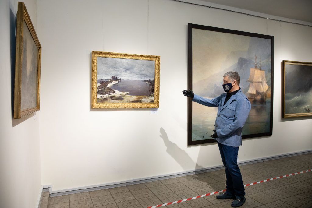 Порошенко ознакомил деятелей культуры с экспозицией картин в Музее Гончара
