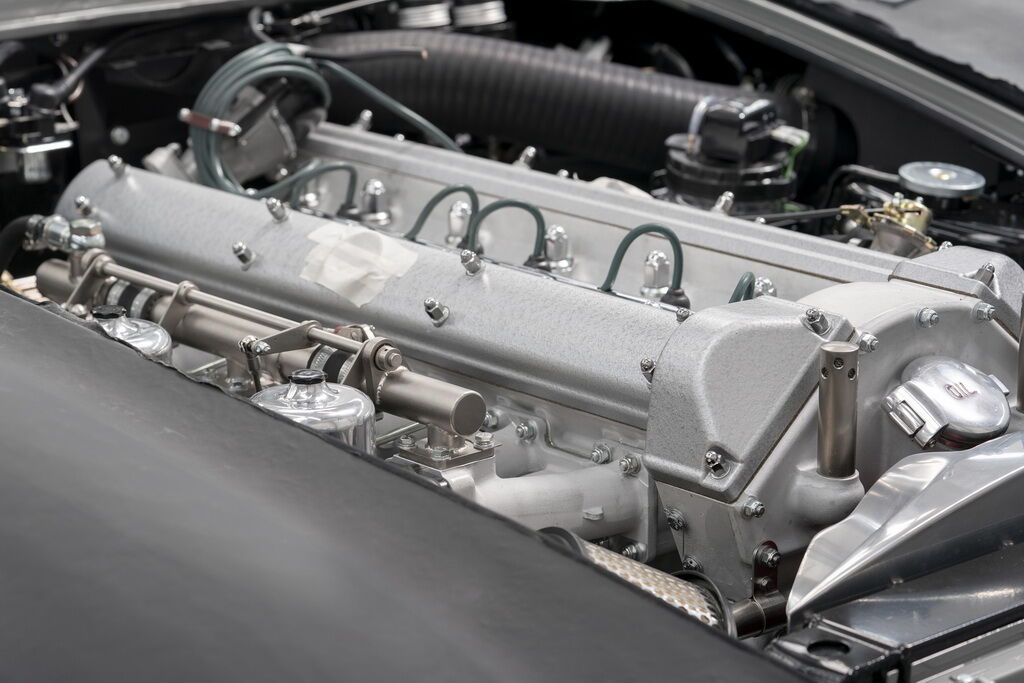 Aston Martin DB5 Goldfinger оснащен 4-литровым 290-сильным мотором