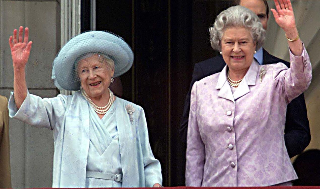 Королева Елизавета II со своей матерью, в день ее столетия
