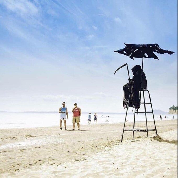 В Флориде на пляж пришел мужчина в образе смерти с косой