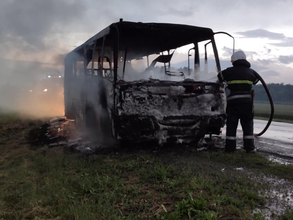 На Днепропетровщине на ходу сгорел пассажирский автобус. Фото