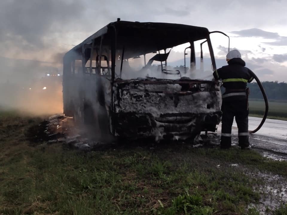 На Дніпропетровщині на ходу згорів пасажирський автобус. Фото