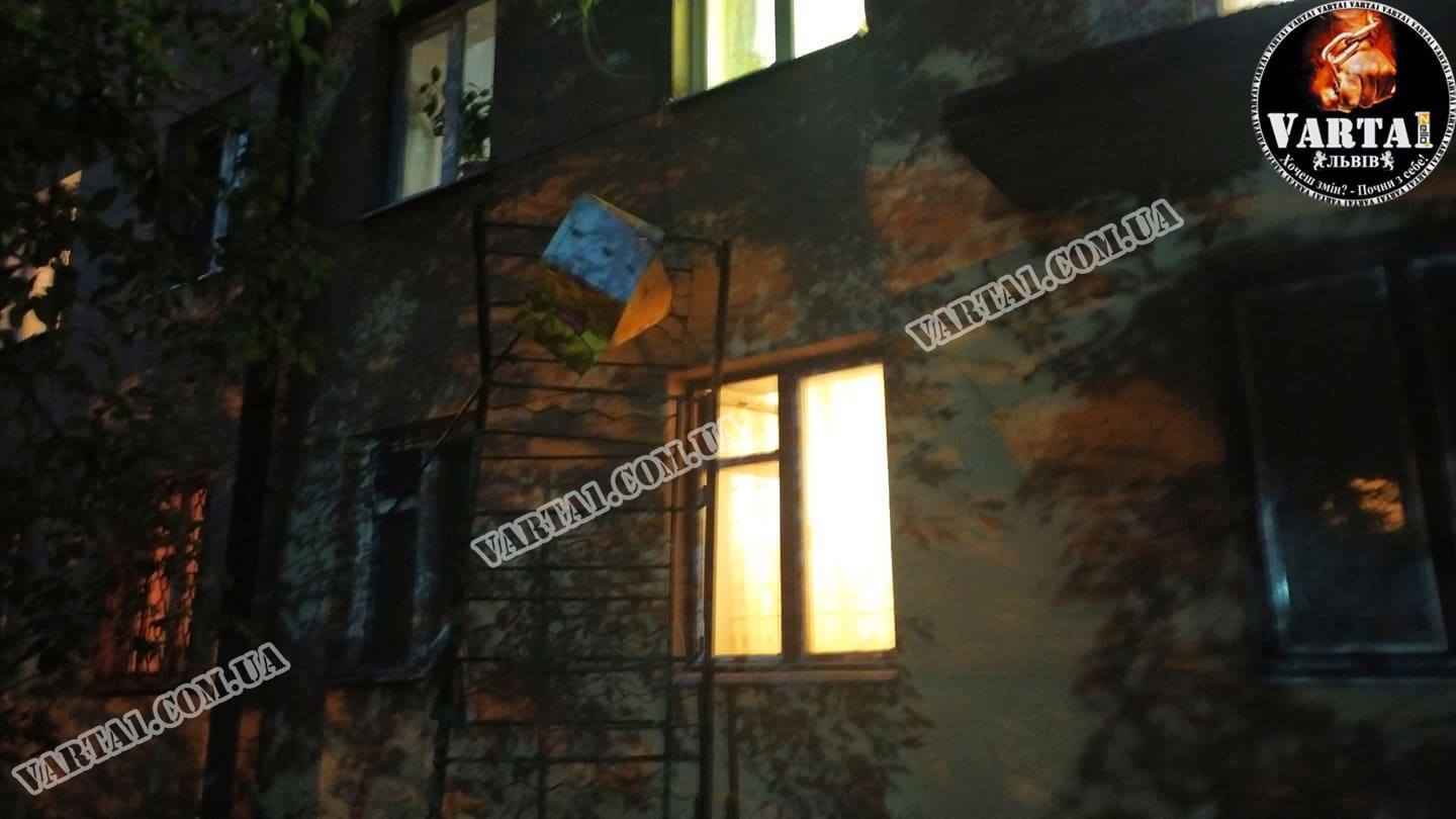 Во Львове из-за обвала перил три человека выпали с балкона