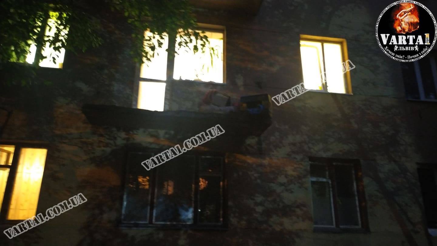 Во Львове из-за обвала перил три человека выпали с балкона
