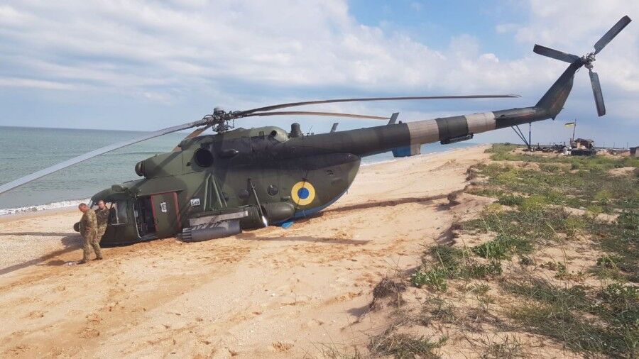 Вертоліт Мі-8 ЗСУ зробив аварійну посадку на березі Азовського моря