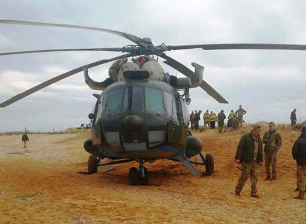 Вертолет Ми-8 ВСУ совершил аварийную посадку на берегу Азовского моря