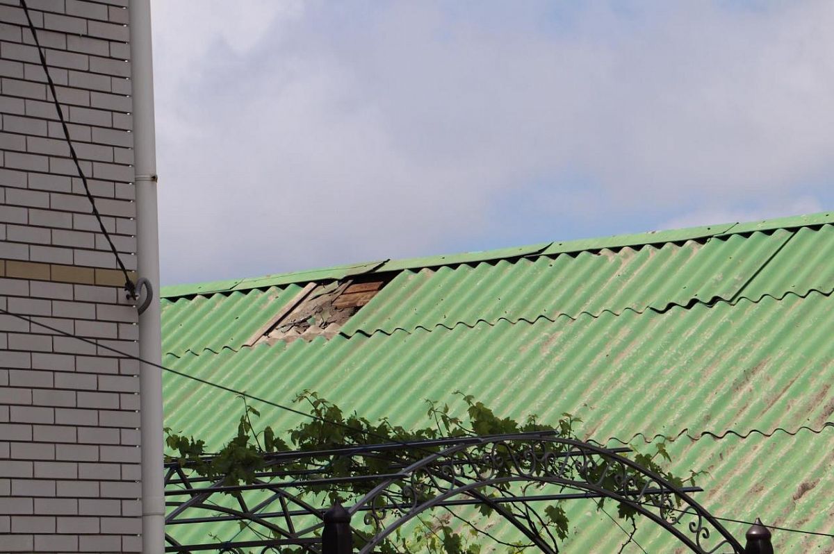 Погодний "армагеддон" накрив Бердянськ: зносило дахи, падали дерева. Фото і відео