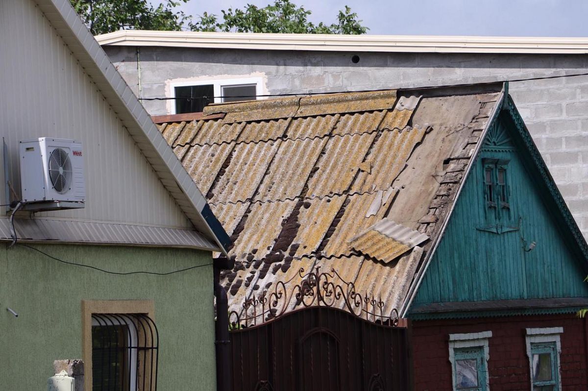 Погодний "армагеддон" накрив Бердянськ: зносило дахи, падали дерева. Фото і відео