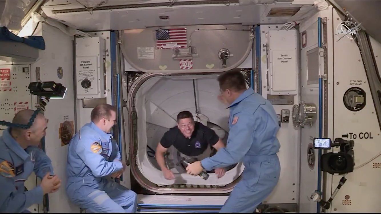 Астронавт Crew Dragon спускается на МКС