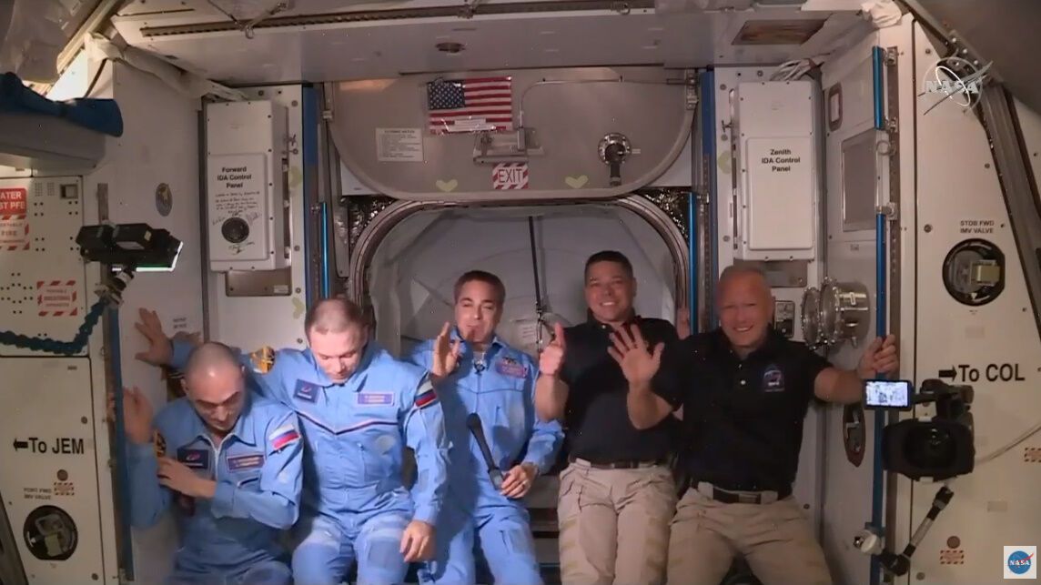 Сотрудники МКС встречают двух астронавтов Crew Dragon