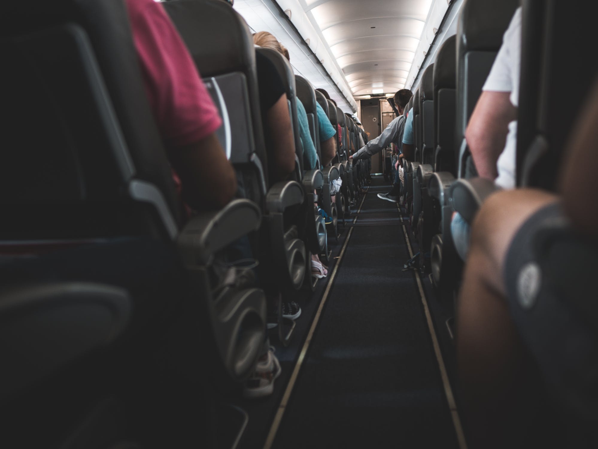Почему нельзя снимать обувь в самолете: пилоты дали ответ