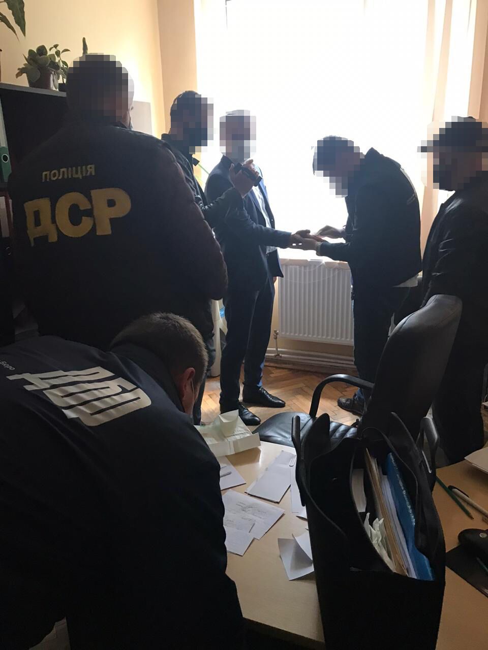 На Закарпатье задержали чиновника-взяточника из АМКУ