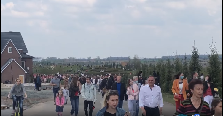 Владелец парка Игорь Добруцкий гулял вместе с посетителями