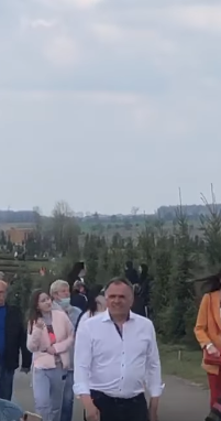 Владелец парка Игорь Добруцкий гулял вместе с посетителями